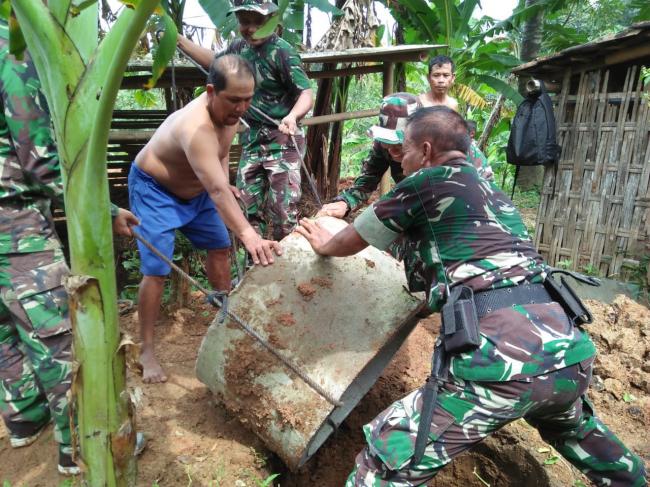Pemasangan Buis Jamban Program TMMD